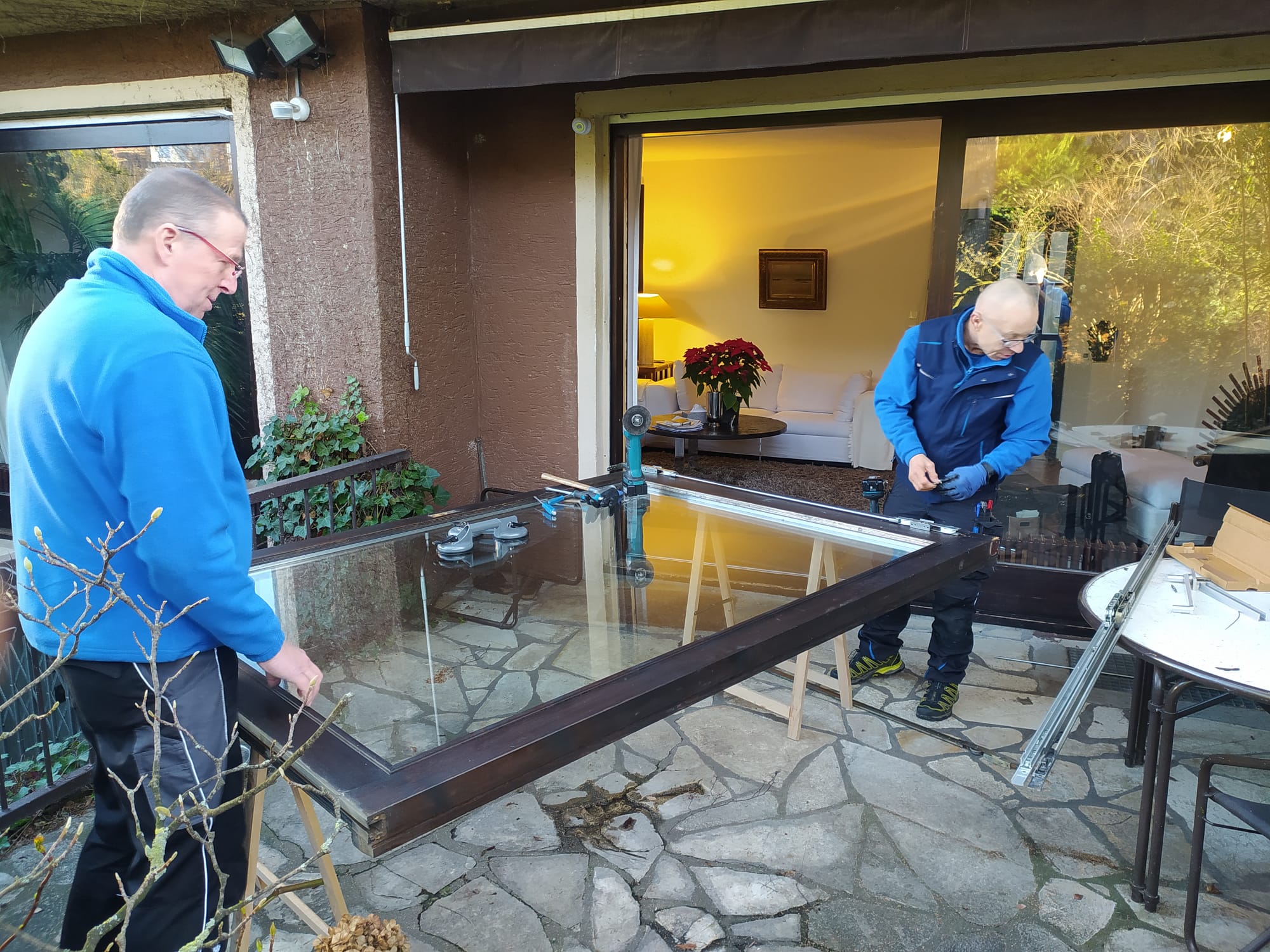 FensterFix beim Austausch eines Beschlags an einer Holz-Schiebetür